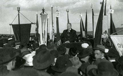 Hjalmar Branting håller tal på Gärdet den 1 maj 1917