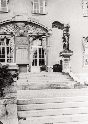 Fotografiet föreställer slottsterrassen på Waldemarsudde med bronsskulpturen Nike från Samothrake.
