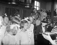Alice Tegner spelar och unga flickor sjunger på Sångens Dag.