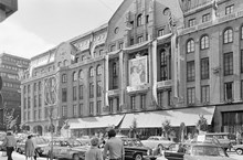 Reportage kring Kungabröllopet den 19 juni 1976. NK:s fasad med ett stort dubbelporträtt av Carl XVI Gustaf och Silvia Sommerlath