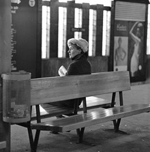 Väntande resenär på en bänk på Gamla Stans tunnelbanestation