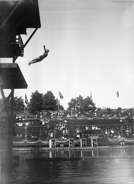 Olympiska spelen i Stockholm 1912. Ett simhopp i grenen "Raka och varierade hopp" vid den olympiska Simstadion i Djurgårdsbrunnsviken.