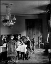 Familjen A. O. Alrutz runt matsalsbordet pingstdagen 1893