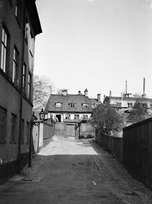Vy österut från Timmermansgatan mot Lilla Skinnarviksgränd 2, ett hus från 1700-talet. Nuvarande Bastugatan 30 A
