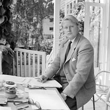 Poeten Bo Setterlind redigerar vid arbetsbord på utomhusveranda. Ekegården, Strängnäs