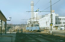 Spårvagnståg vid Telefonplan 1964. Tunnelbanan under byggnad. LM Ericssons kontorshus i bakgrunden
