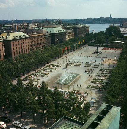 Kungsträdgården ovanifrån, Stockholms ström i bakgrunden.