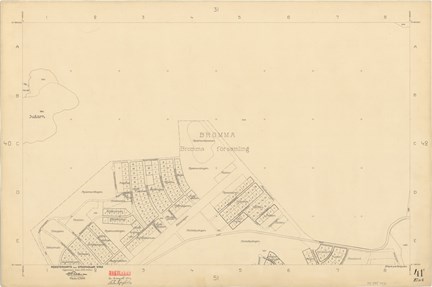 Kartan är ritad i tusch på papper som gulnat med tiden. Den innehåller kvartersbebyggelse som tillkom först efter 1921.