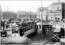 Slussen med den trafikordning som började den 1.4.1922 vid sammankopplingen av norr- och söderlinjerna mot Kornhamnstorg, e) Karl Johans torg