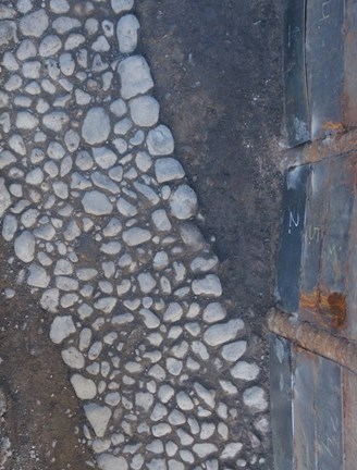 Foto taget ovanifrån på stenlagd kullerstensgata daterad till 1300-talet. 