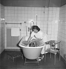 Patient badas på Södersjukhuset år 1951