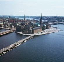 Utsikt från Stadshustornet mot Riddarholmen och Gamla Stan. I förgrunden den provisoriska pontonbron som revs i september 1967