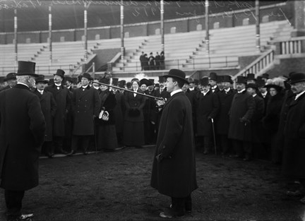 Arkitekt Torben Grut demonstrerar den nybyggda Stockholms Stadion år 1912 för Sveriges Riksdag.