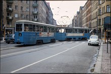Spårvagnståg, Mustang A25 och B25, vid korsningen Folkungagatan och Renstiernas gata år 1967