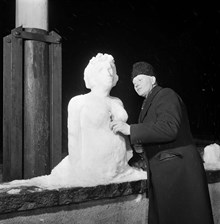 Arvid Sjöberg, sågskärare, tillverkar en snöskulptur