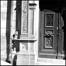 Tegnérlunden 4. Detalj av fasaden och portalen