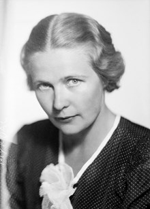 Porträtt av Alva Myrdal, socialdemokratisk politiker och diplomat