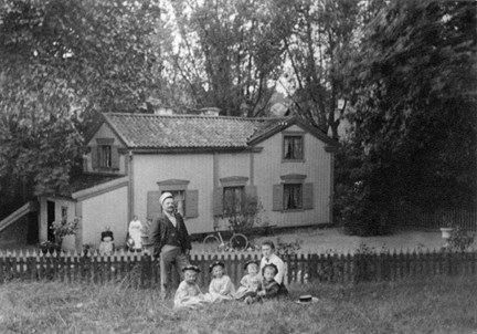 På fotografiet från 1899 ser man Nils Mattsson med sin fru och fyra barn framför Ektorpet på Waldemarsudde, Södra Djurgården.