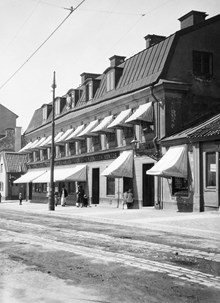 Livsmedelsbutik med fasaden mot Nytorget. Skånegatan 21, nu 79