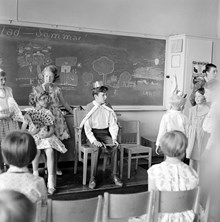 Skolavslutning. Barn uppträder i klassrummet. Enskedefältets skola
