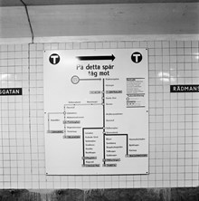 Rådmansgatan, informationsskylt över tunnelbanelinjer