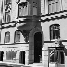 Portal och del av fasad till Grevgatan 39. Bageri Maison Pierre