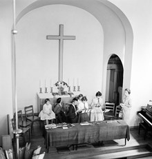 Barn spelar blåsinstrument i kyrka