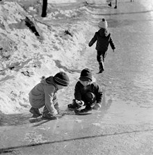 Barn leker i snösmältningen