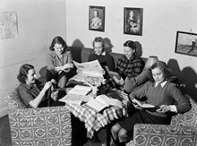 Bryggargatan 12 A, Studenthem. Studenter sitter i en soffgrupp och läser