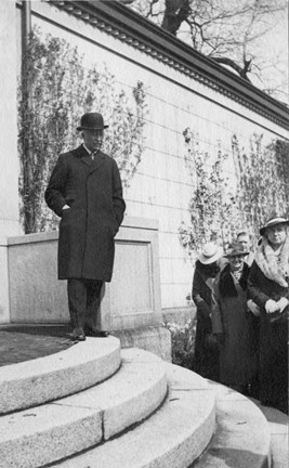 Prins Eugen hälsar medlemmar av Eskilstuna konstförening välkomna till Waldemarsudde år 1935. 