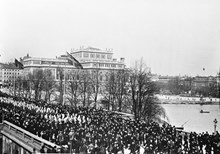 Den politiska storstrejkens första dag på Norrbro den 15 maj år 1902. I mitten bland de strejkande går vaktparaden. I bakgrunden Operahuset.