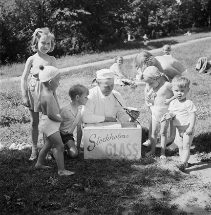 Långholmsparken. Barn köper glass av glassförsäljare John Jönsson under sommarens första varma dag