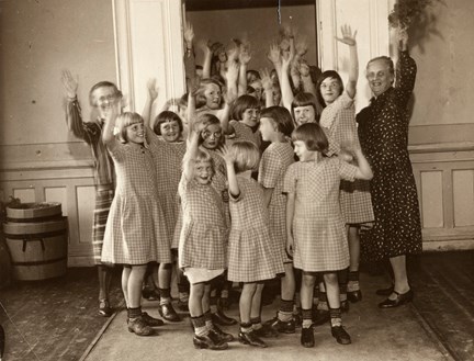 Flickorna vinkar adjö vid flyttningen från Frimurarbarnhuset i Kristineberg, Augusti 1930.