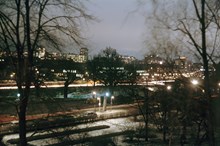 Kvällsmotiv över Fredhällsparken från Vitalisvägen mot nordost över Adlerbethsgatan och Drottningholmsvägen. Thorildsplans gymnasium och där bortom Stadshagen.