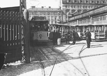 Polis bevakar spårvägshallarna vid Birger Jarlsgatan under storstrejken 1909