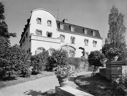 Slottet på Waldemarsudde omkring 1920 fotograferad från dess södra sida.