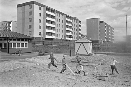 Barn som leker i kvarteret Lillinge i Tensta. I bakgrunden hus i kvarteret Hjälminge.
