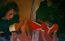 Barnens ö: Pojke spelar gitarr
