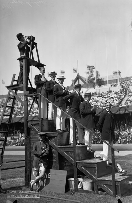 Olympiska Spelen i Stockholm 1912. Tidtagare och fotograf under olympiaden på Stockholms Stadion.