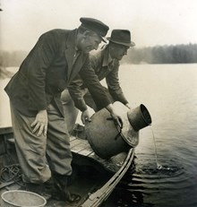 Källtorpssjön: Gäddyngel planteras in i sjön 20 maj 1945