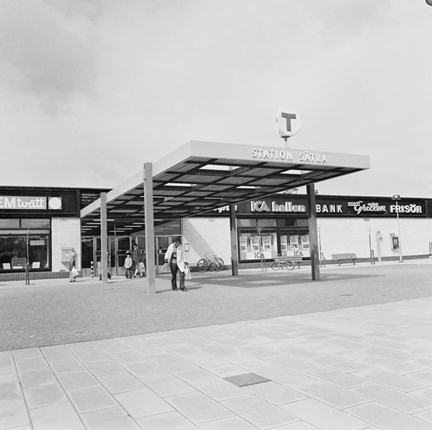 Stationsbyggnad och butiker.