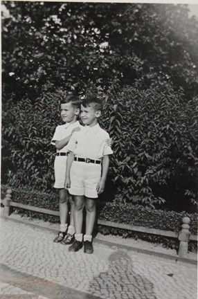 Anteckningar från starten av Stigbo barnhem 1939 finns i pdf-filen. Fotot föreställer två yngre skolbarn i ljusa kläder.