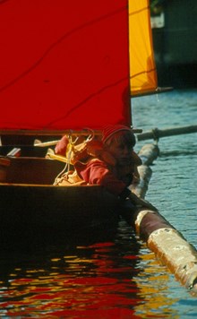 Barnens ö: Pojke i båt