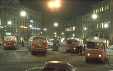 Nattbild från Brunkebergstorg med bussar och trådbussar