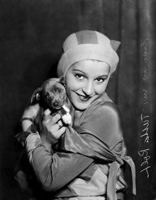 Porträtt av skådespelerskan Tutta Rolf, tillsammans med en hund