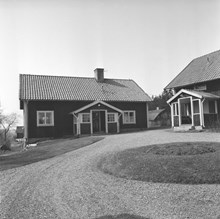 Den västra och den norra flygeln i Storgården i Akalla by på Järvafältet