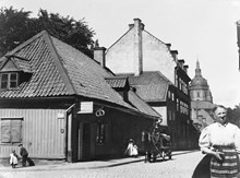 Södermannagatan norrut från Kocksgatan med Katarina kyrka i fonden. T.v. finns en speceriaffär vid Södermannagatan 10