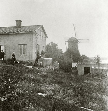 Fotografiet visar ett hus i sluttningen intill den gamla linoljekvarnen på Waldemarsudde på 1870-talet.