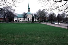 Bromma kyrka sedd från Gliavägen