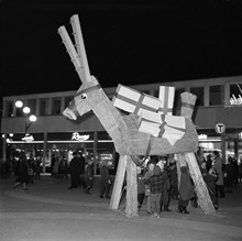 Vällingby Torg. Tjugondag Knut firas vid bocken